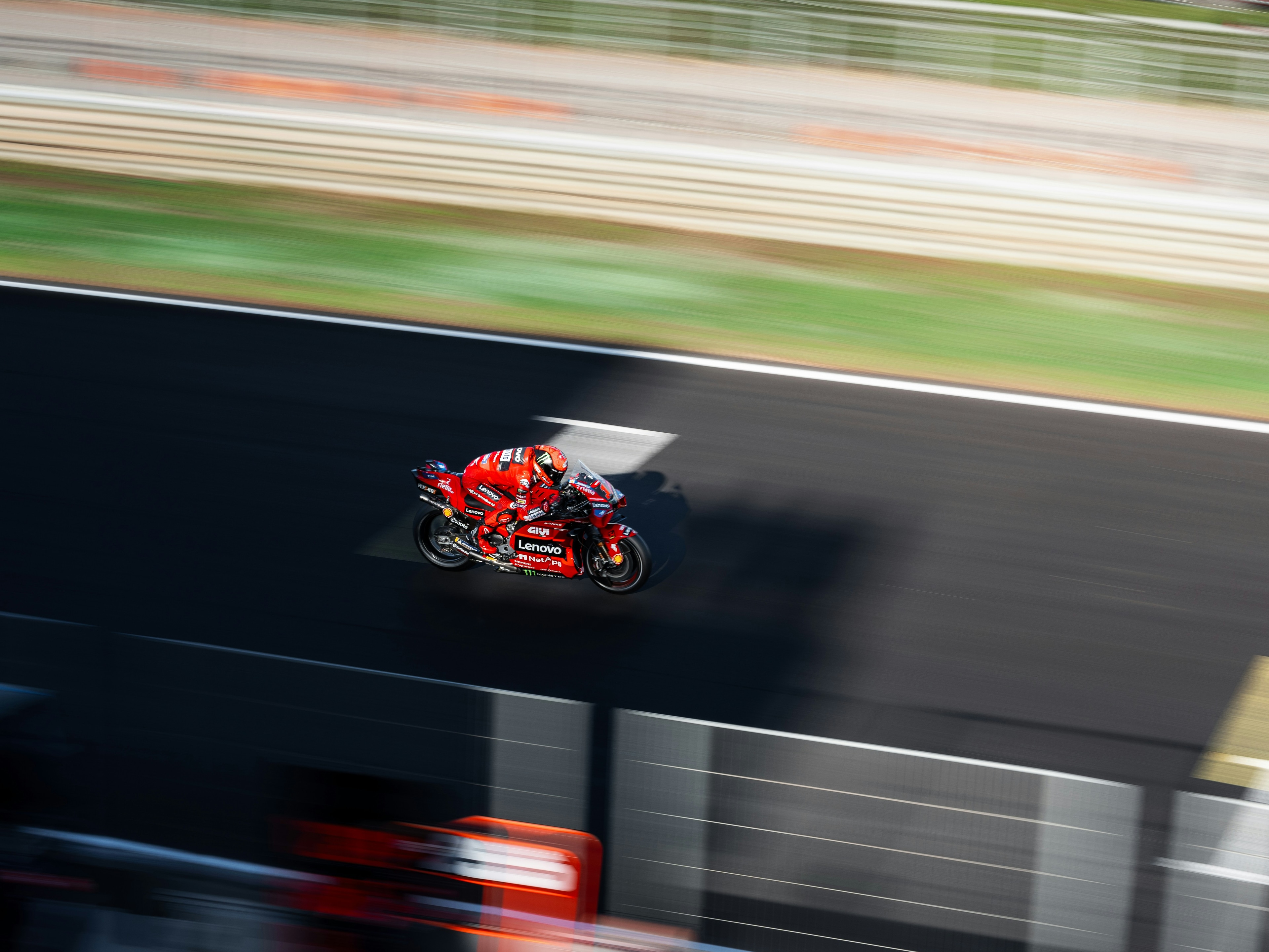 Moto en action sur ligne droite