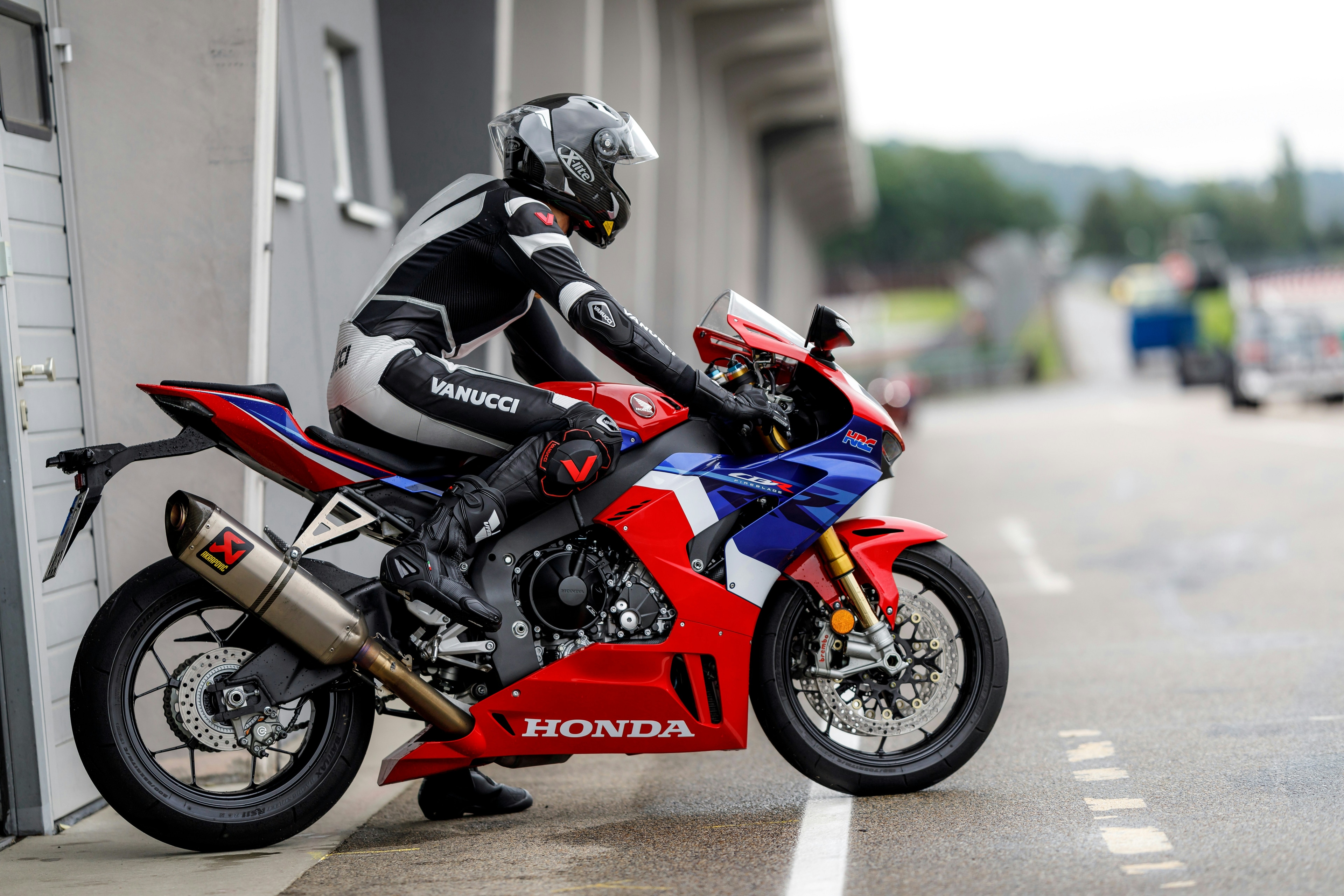Paddock et préparation des motos