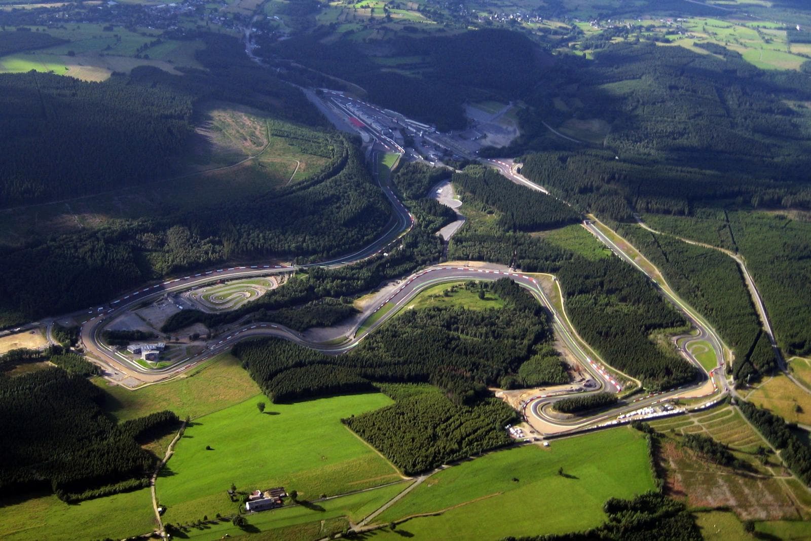 Vue aérienne du circuit de Spa-Francorchamps au milieu des forêts des Ardennes