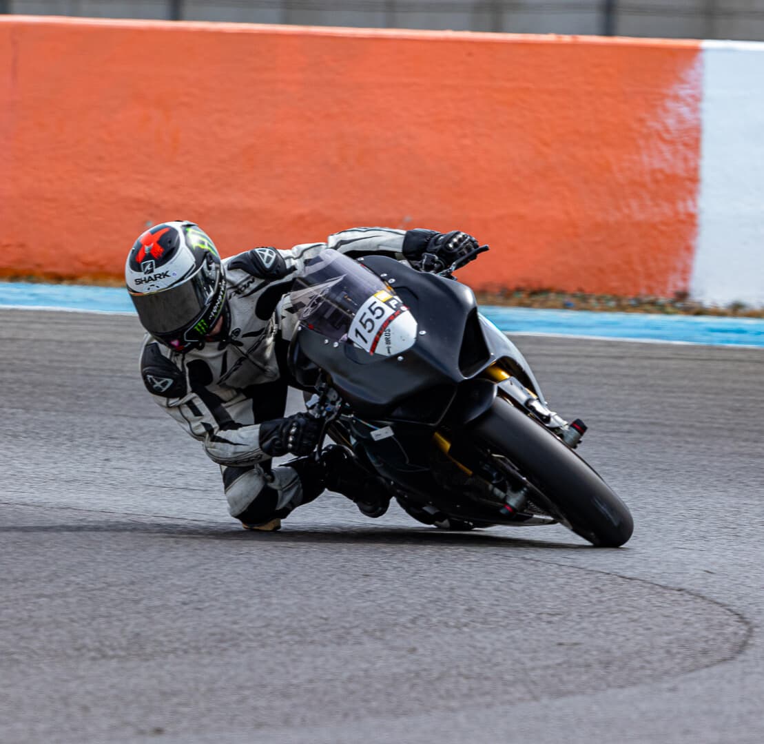 Session de piste moto en groupe